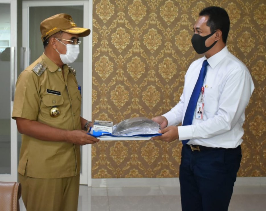 Foto Wali Kota Kupang Terima Sumbangan Covid Bank NTT   