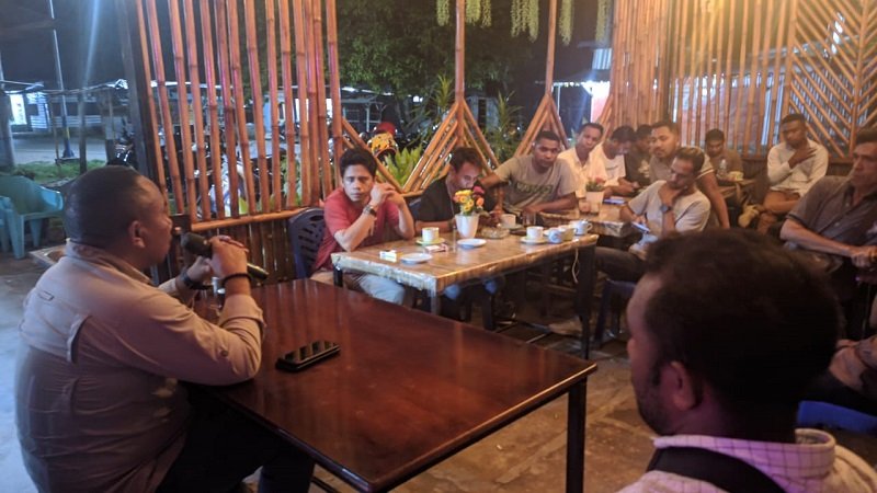 Foto Jelang HUT Pers, Agus Nahak dan Jurnalis Malaka Sambung Rasa di Cafe Devwey Laran