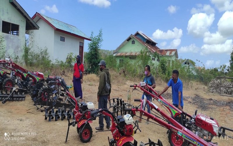 Foto Dukung Produktivitas di Sabu Raijua, Anggota DPR RI Ansy Lema Serahkan Alsintan
