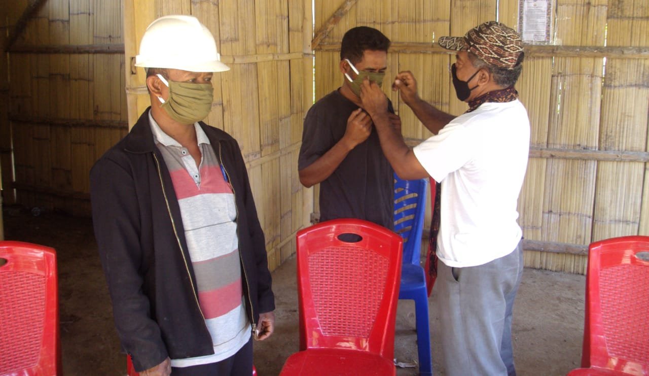 Foto AMAN Nusa Bunga bagi Masker Gratis kepada Masyarakat Adat 