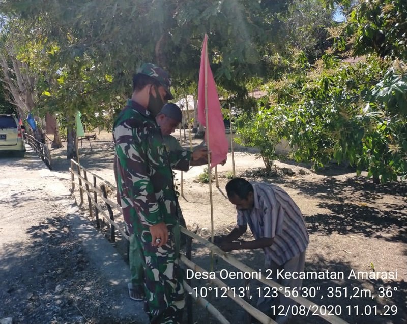 Foto Babinsa Koramil 1604-04/Amarasi ingatkan Warga Pasang Bendera Merah Putih   