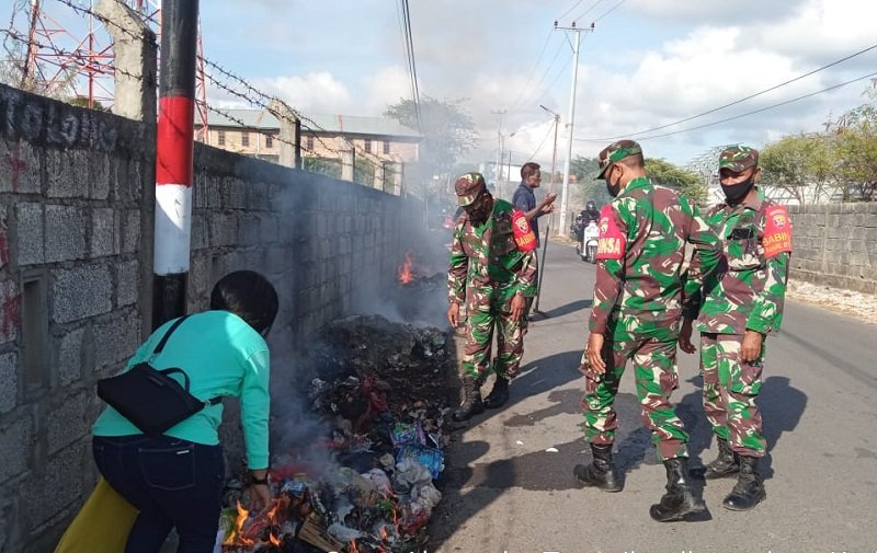 Foto Babinsa Koramil 1604-01/Kupang Bersama Warga Gotong Royong Bersihkan Lingkungan