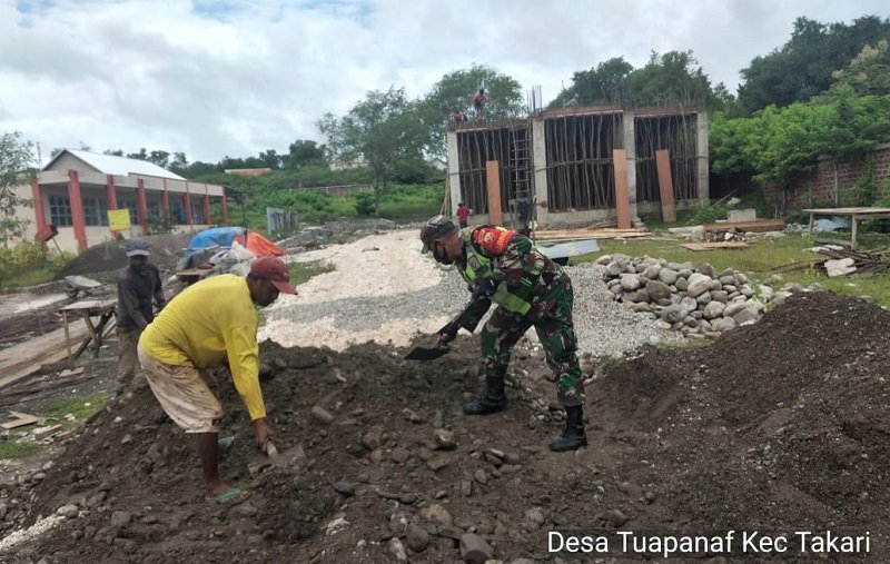 Foto Babinsa dan Warga Gotong Royong Perbaiki Jalan Desa Tuapanaf
