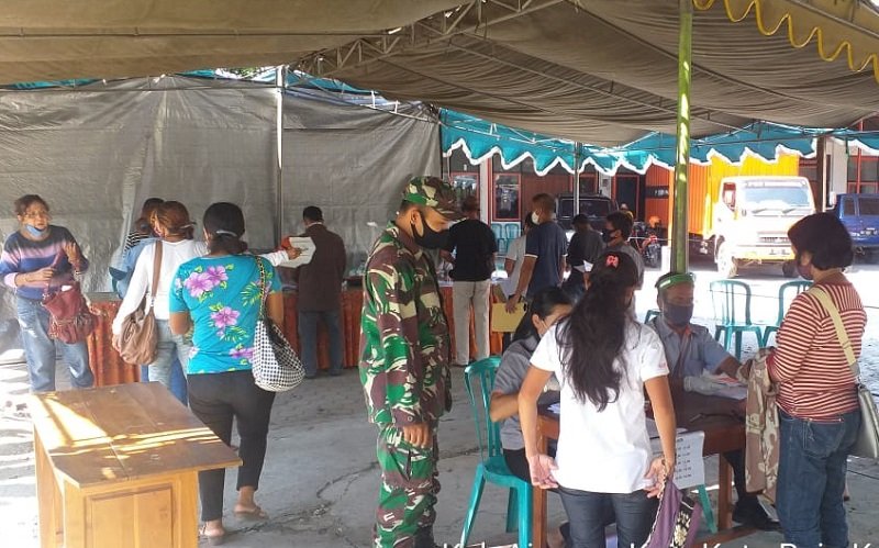 Foto Babinsa Koramil 1604-01-Kupang Monitoring Penyaluran BST Tahap 2 