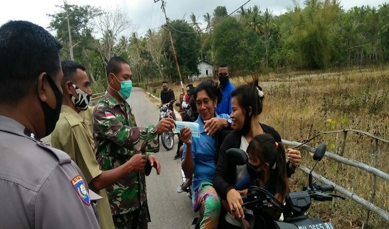 Foto Babinsa Koramil 1604-05/Sulamu Ingatkan Warga Terapkan Protokol Kesehatan   