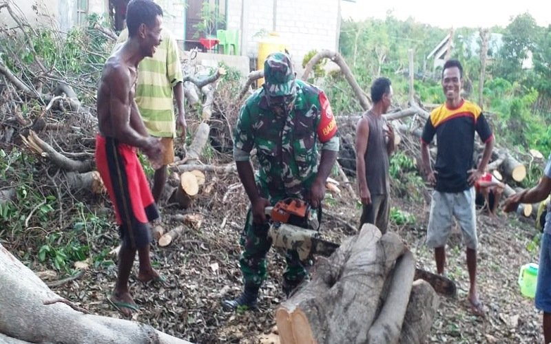 Foto Babinsa Bersama Warga Desa Bokonusan Gotongroyong Pasca Badai Seroja 