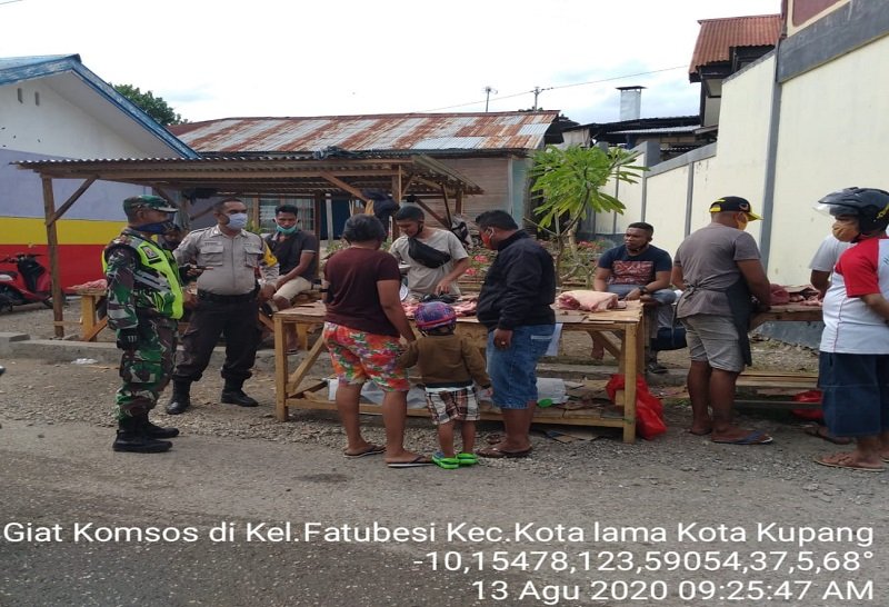 Foto Babinsa Kodim 1604/Kupang Tertibkan Pedagang dan Minta Patuhi Protokol Kesehatan 