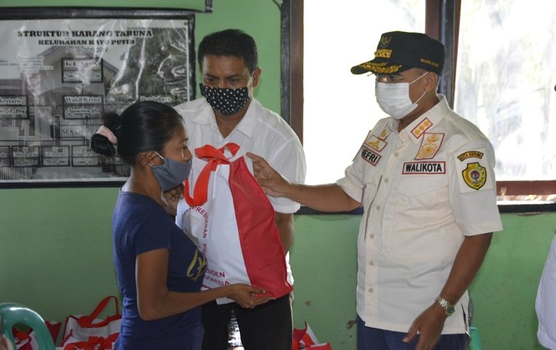 Foto Wali Kota Jeriko Serahkan Bansos kepada Mahasiswa