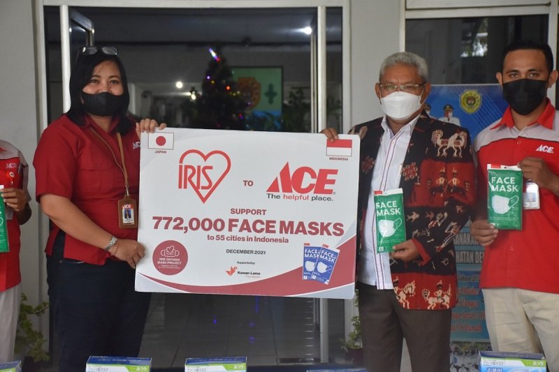 Foto ACE Hardware Donasikan 10 Ribu Masker untuk Kota Kupang