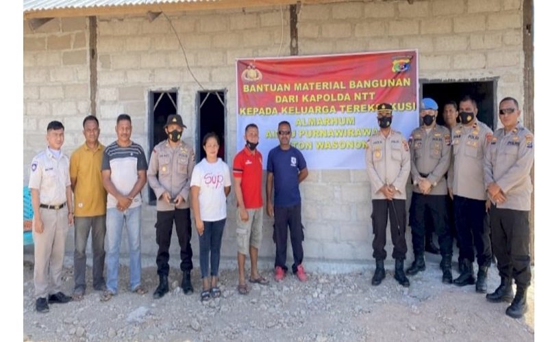 Foto Kapolda NTT Irjen Setyo Budiyanto Serahkan Bantuan untuk Keluarga Purnawirawan Polisi di Sabu Raijua