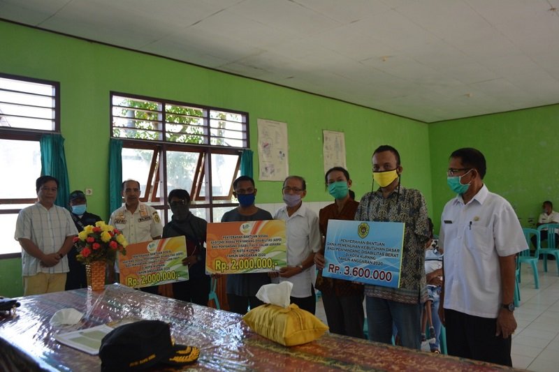 Foto Wali Kota Kupang Serahkan Bansos bagi Disabilitas