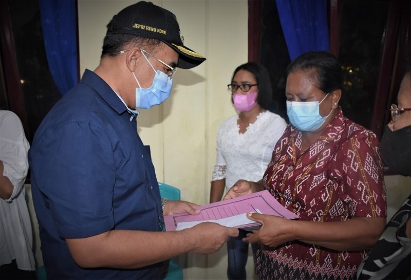 Foto Wali Kota Kupang dan TP PKK Serahkan Penghargaan bagi Kader Posyandu 