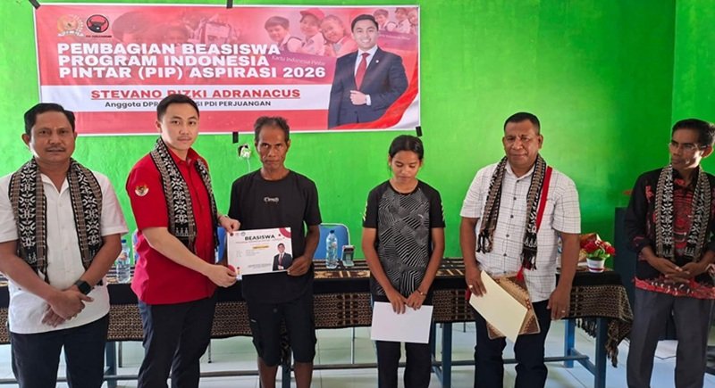 Anggota DPR Stevano Serahkan Bantuan Pendidikan di Sabu Raijua