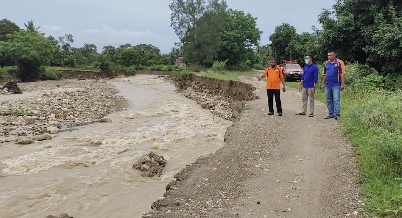 Foto Respon Laporan Kades Depe, BPBD Kembali Tinjau Lokasi Longsor