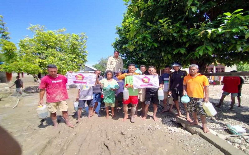 Foto Dewan Gerindra Benny Chandra Bantu Korban Banjir   