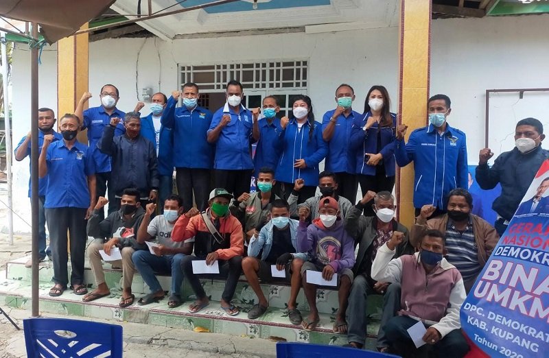 Foto Rayakan HUT ke-20, Demokrat Kabupaten Kupang Bantu Modal Usaha Puluhan Milenial