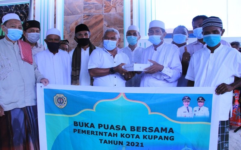 Foto Wujudkan Toleransi, Pemkot Kupang Berbagi Takjil di Sejumlah Masjid 