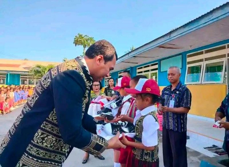 Foto Realisasikan Janji Kampanye: Bupati Krisman Riwu Kore Serahkan Seragam Sekolah Gratis
