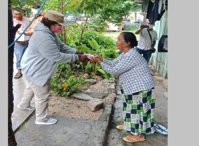 Foto Bupati Rote Ndao Bagi 27 Ribu Masker