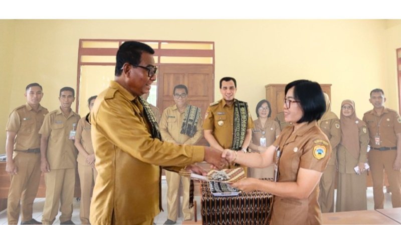 Foto Komit Perbaikan Sarana Pendidikan, Bupati Sabu Raijua Serahterima Sarpras SD dan SMP