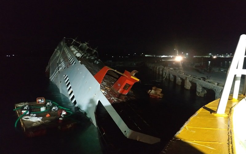 Foto Sudah 49 Hari, Kapal Cantika Lestari Masih Menghalangi Dermaga Seba   