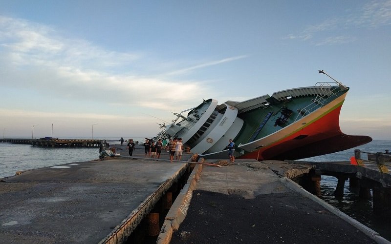 Foto Kapal Cantika Lestari 10C Karam di Pelabuhan Seba   