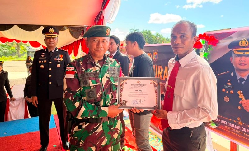 Danki Motamasin Satgas Pamtas RI-TL Serahkan Penghargaan Kepada Anggota Kapolres Malaka