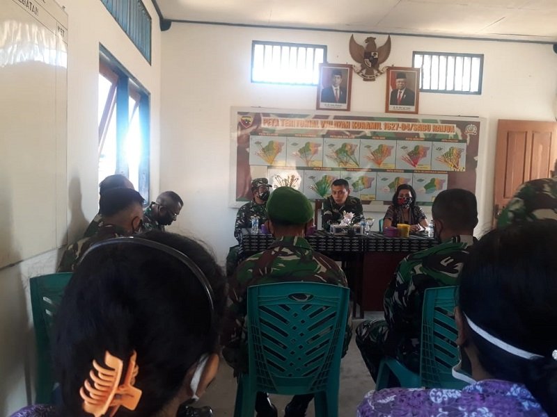 Foto Babinsa Koramil 1627-04/Sabu Raijua Diminta untuk Edukasi Masyarakat tentang Covid-19