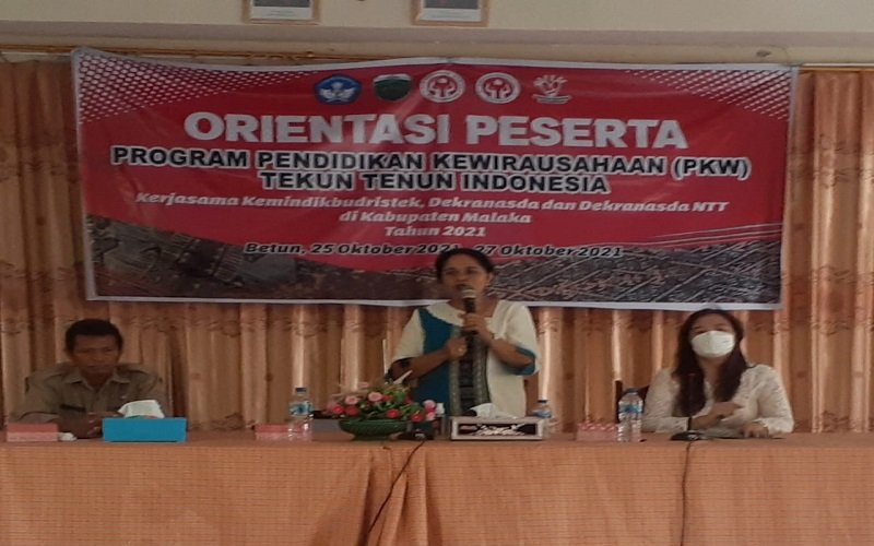 Foto Tiga Hari Dekranasda Malaka Latih Kecakapan Penenun Muda   