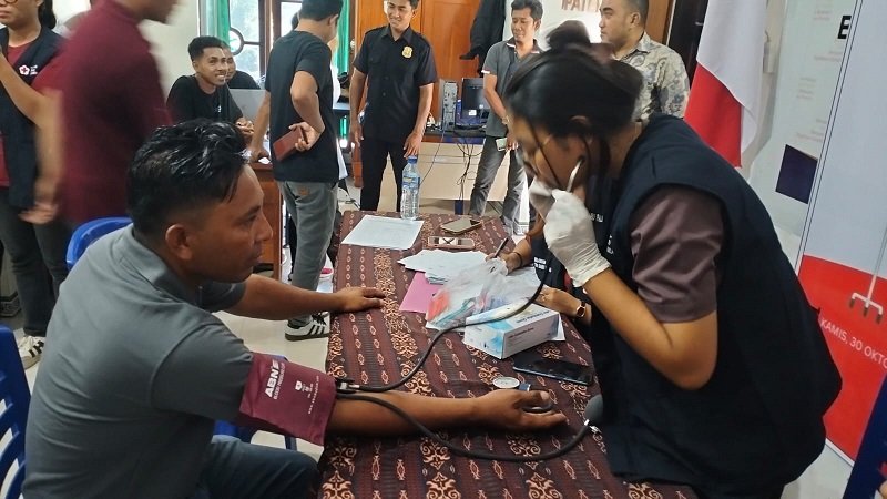 Foto Sumbang 14 Kantung Darah, PMI Apresiasi Aksi Kemanusiaan Bawaslu Sabu Raijua. Ada Syarat Pendonor Darah 