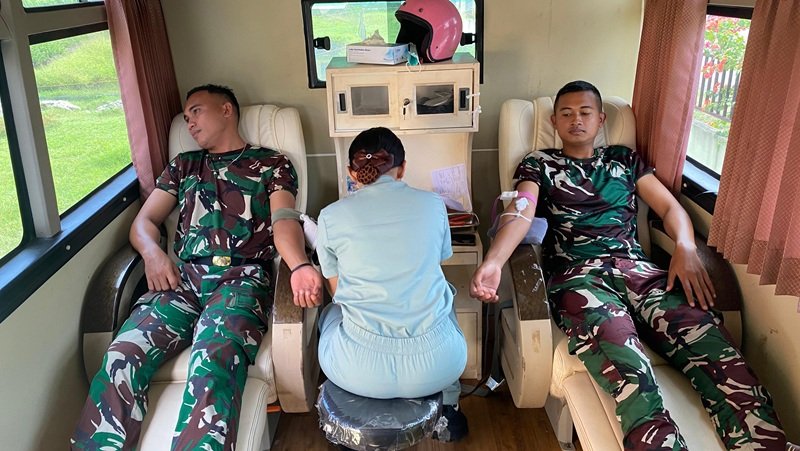Foto Personil Kompi Motamasin Satgas Pamtas RI-TL Sektor Timur Donor Darah Bantu Warga