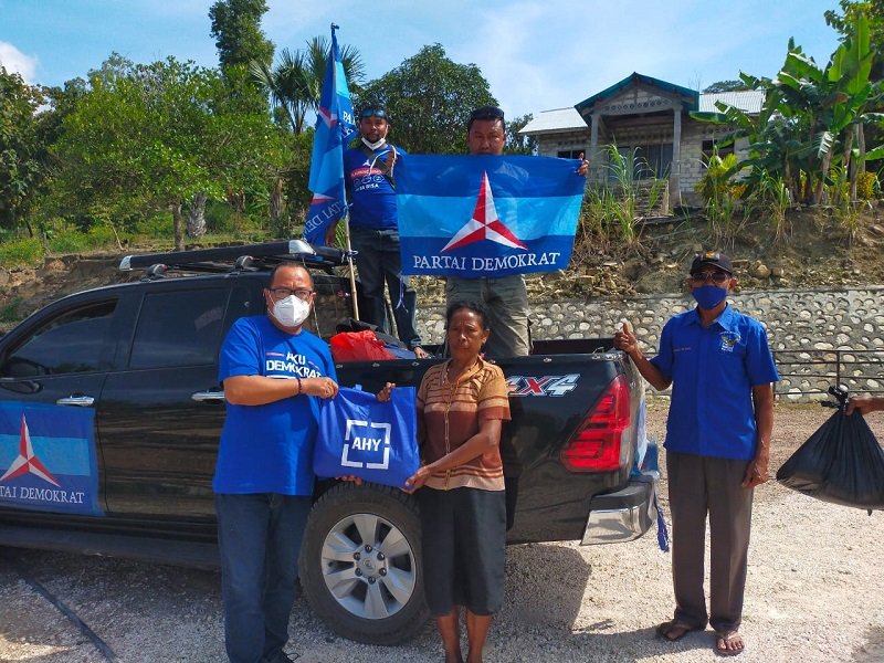 DPC Partai Demokrat Kabupaten Kupang Bantu Korban Seroja di Desa Tanini