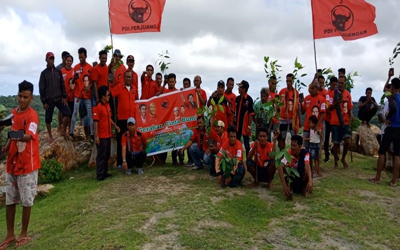 Foto DPC PDIP Sabu Raijua Tanam Pohon