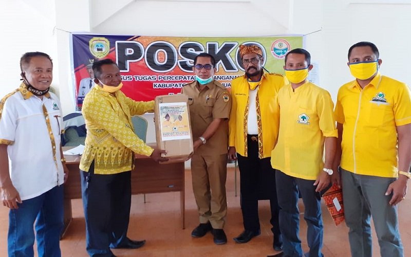 Foto DPD II Golkar Serahkan Bantuan APD kepada Gugus Tugas Covid-19 Sabu Raijua