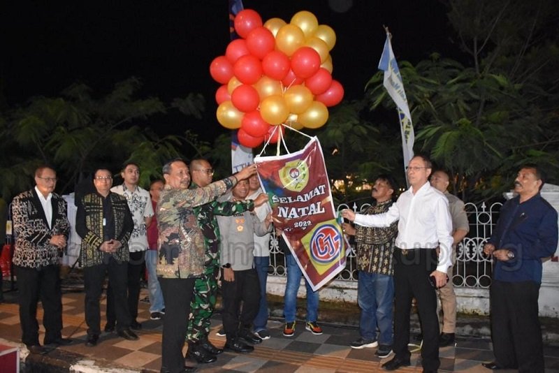 Foto Penjabat Wali Kota Kupang Buka Festival Pohon Natal di Jalan El Tari 
