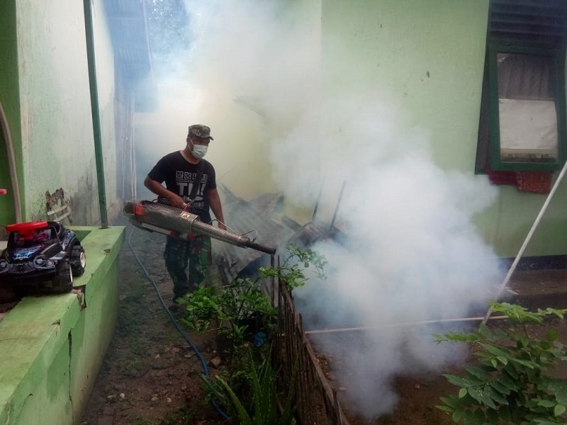 Foto Cegah DBD, Kodim 1604/Kupang dan Tim Kesehatan RST Wirasakti Lakukan Fogging 