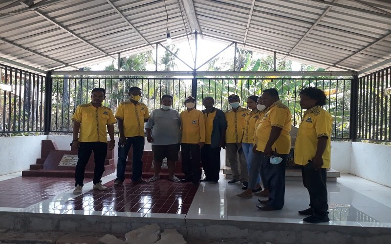 Foto Ziarah ke Makam Madilla, Mariwu Minta Restu Pipos Maju Caleg Golkar   