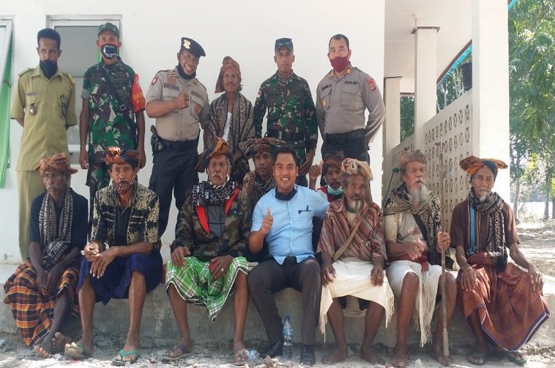 Foto Polisi dan Tokoh Adat Sabu Liae Sepakati Ritual Adat dengan Protokol Covid-19 