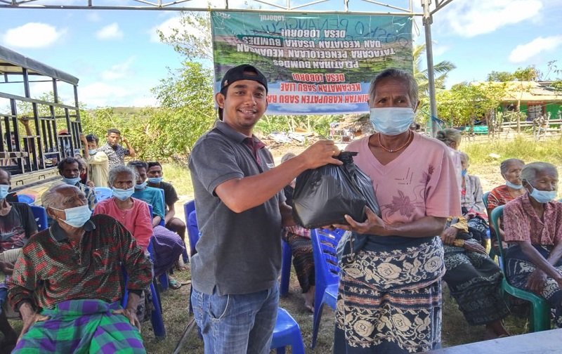 Foto Komunitas GPS bagi Sembako kepada Empat Desa di Kecamatan Liae 
