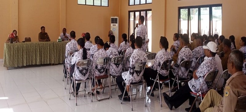 Foto Ratusan guru di Raijua Tuntut Bupati 3 Hal