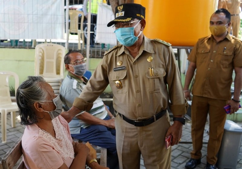 Foto Sasaran Vaksin 10 Ribu, Herman Pantau Vaksinasi bagi Lansia