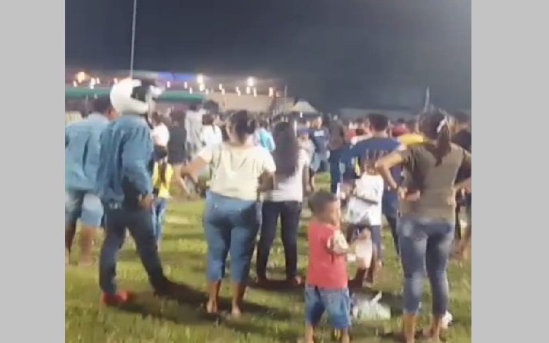 Foto Panitia HUT Malaka Ceroboh, Warga Tonton Pejabat Makan Malam   