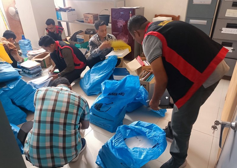 Foto 6 Jam Geledah Kantor Dinas Perindag Sabu Raijua: Jaksa Amankan 14 Dokumen