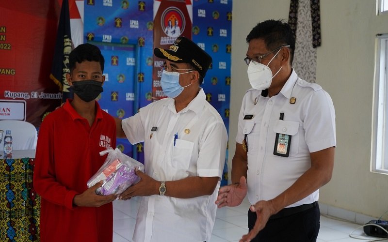 Foto Peduli! Jeriko dan Ny. Hilda Beri Sumbangan Pribadi bagi Warga Binaan Lapas   