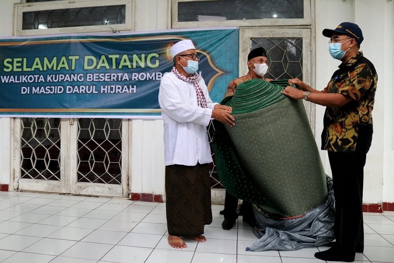 Foto Wali Kota Jeriko Serahkan Bantuan Perlengkapan Rumah Ibadah 