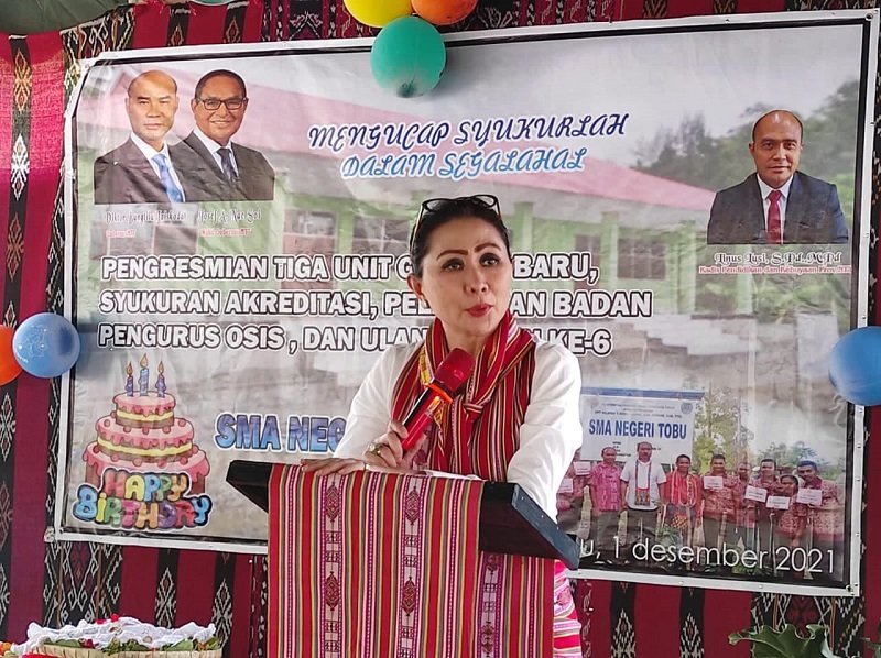 Foto Program Tenun Masuk Sekolah: Julie Laiskodat  Beri Modal dan Beli Hasil Karya Siswa SMA Tobu, TTS