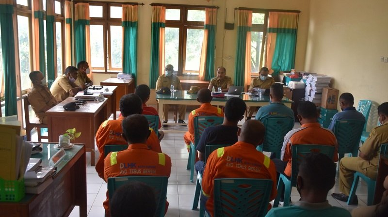 Foto Berkantor di Dinas LHK, Wali Kota Minta Bereskan Masalah Sampah