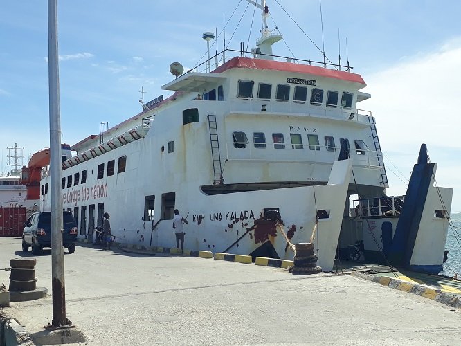 Foto Cuaca Buruk, KMP Uma Kalada Tertahan di Sabu Raijua