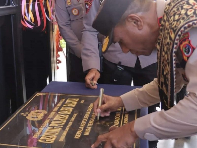 Foto Kapolda NTT Irjen Pol Johni Asadoma Resmikan Mako Polres Sabu Raijua