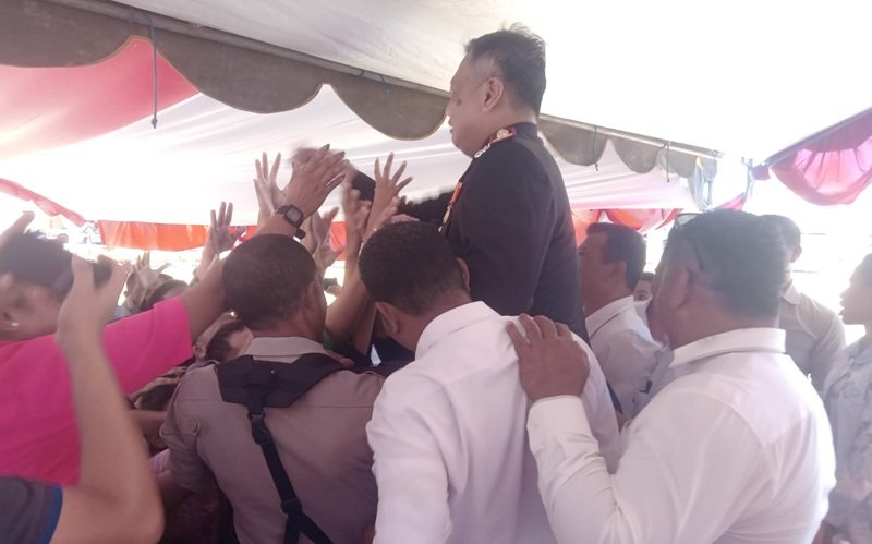 Veronika dan Tebe Goyang Panggung HUT Bhayangkara Polres Malaka 